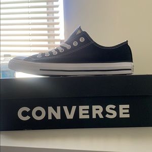 BLACK & WHITE UNISEX CONVERSE ( ALL STAR )